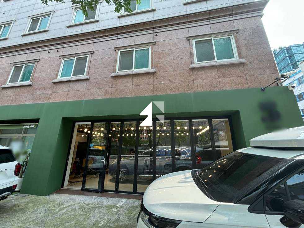 서울 영등포구 문래동3가 인테리어 훌륭 전면 통창 폴딩도어 활용도 높은 1층 공간 월세 매물번호 10121 사진 2
